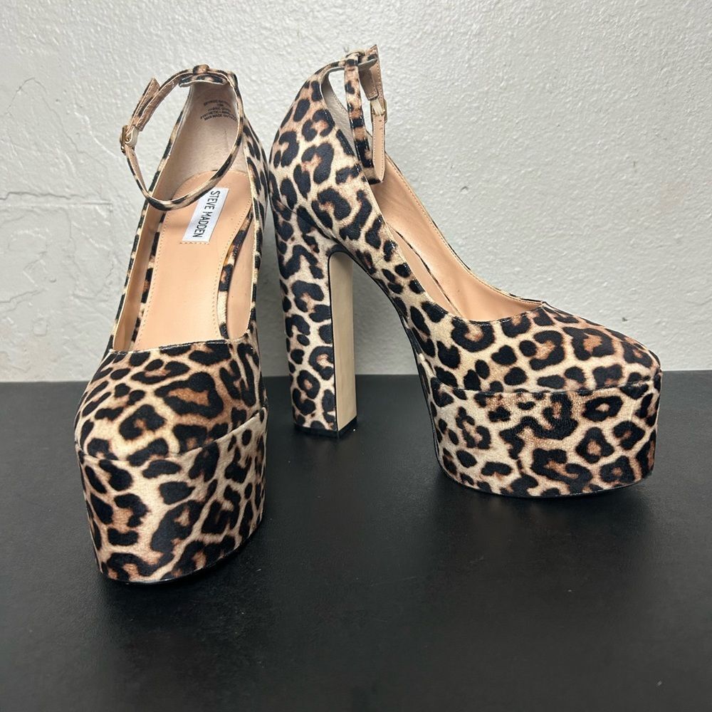 Steve Madden leopard velvet ankle strap platform pumps Size 10